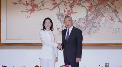 Ministro degli Esteri cinese esorta la Germania a non politicizzare le controversie commerciali con la Cina